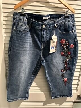 NWT 9th & Main Mid Rise Embroidered Front/Back Capri with five pockets. Size 20W